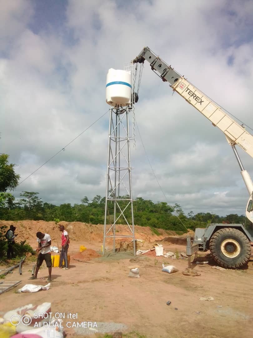 Chantier PANEF : château d'eau levé à la grue sur un forage en Côte d'Ivoire